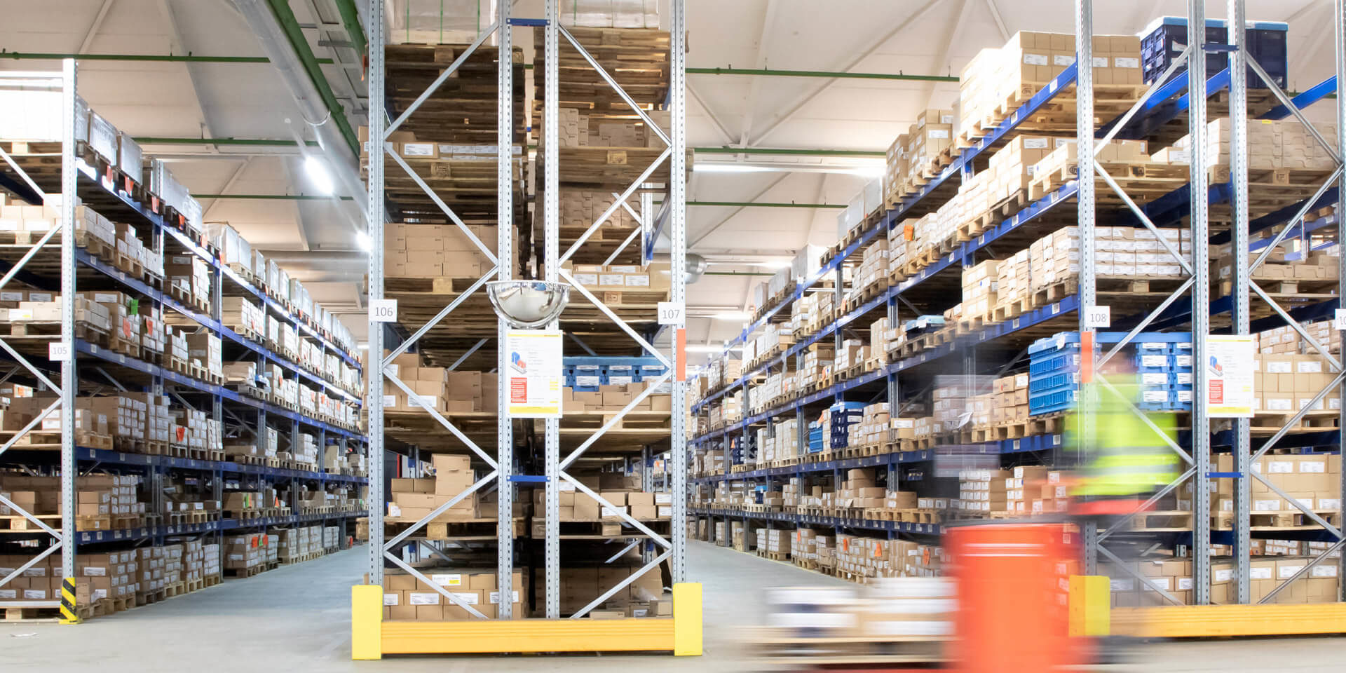 Unser Warehousing mit zusätzlichen Lagerkapazitäten - 4fastening