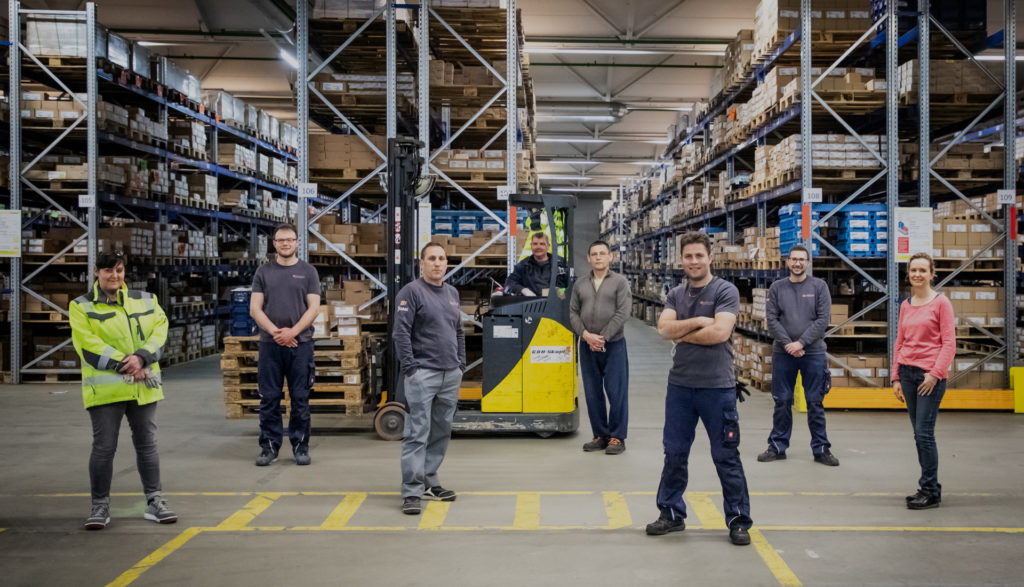 Lager von 4fastening mit einigen Lagermitarbeiter