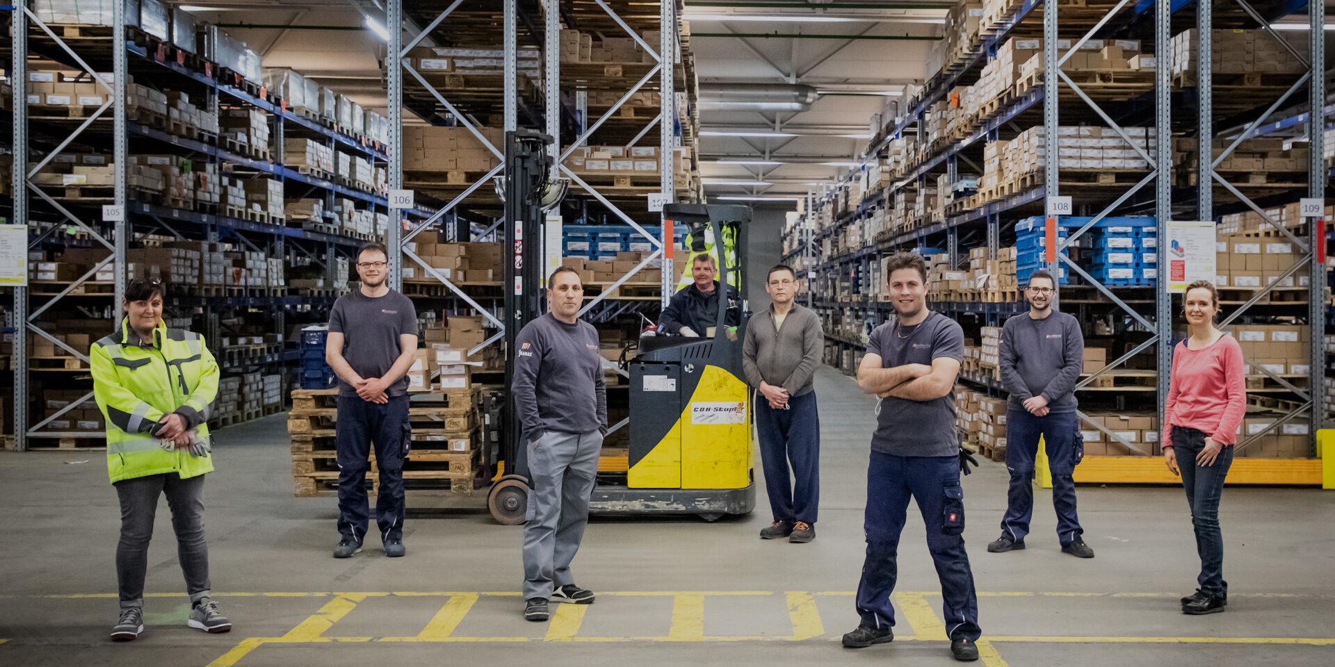 Lager von 4fastening mit einigen Lagermitarbeiter