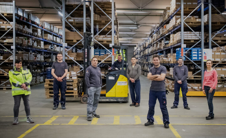 Lager von 4fastening mit einigen Lagermitarbeiter