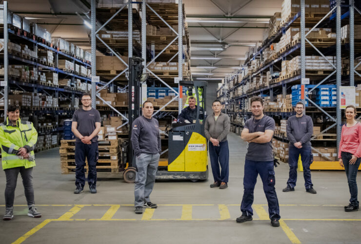 Lager von 4fastening mit einigen Lagermitarbeiter