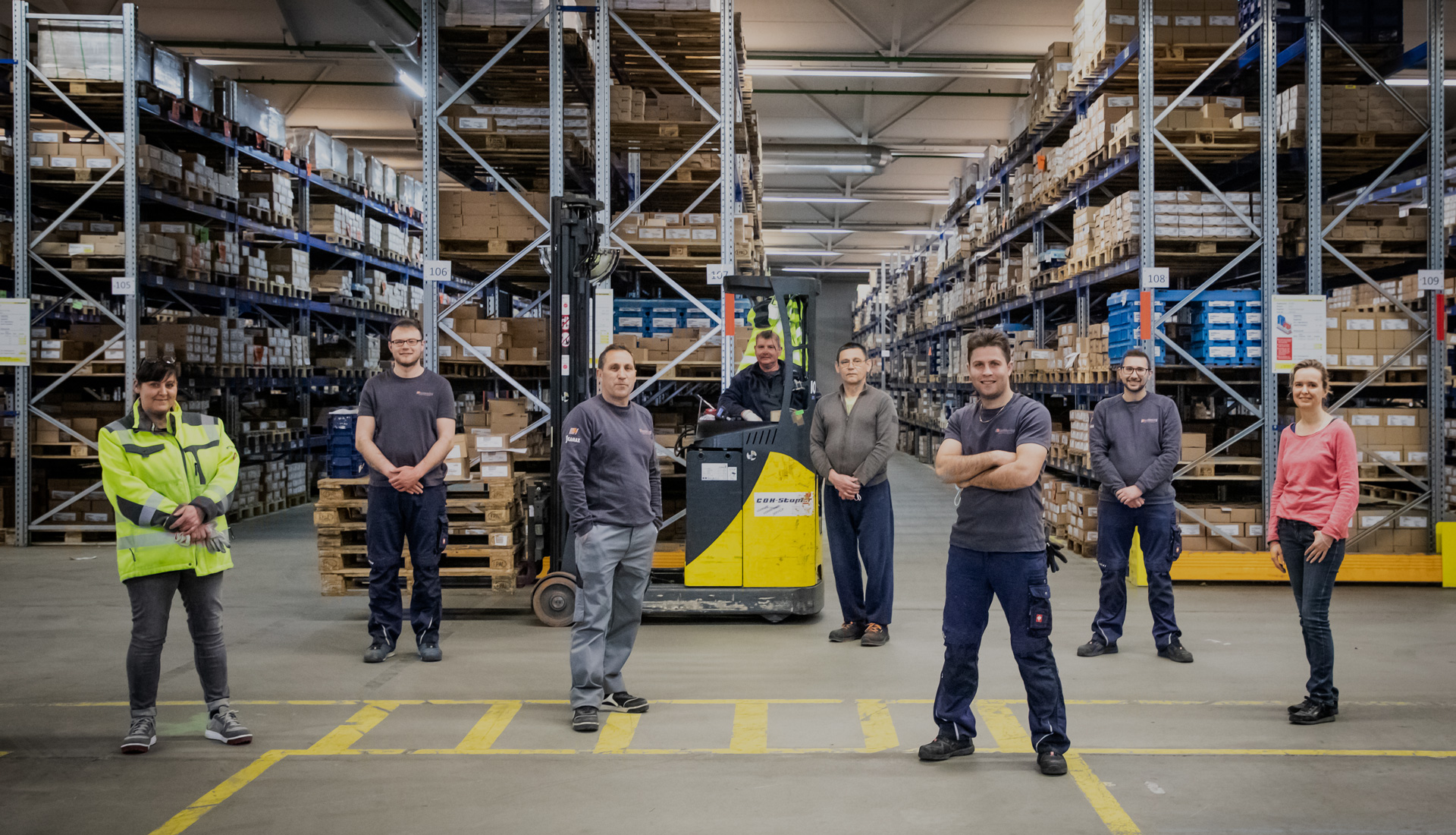 Lager von 4fastening mit einigen Lagermitarbeiter